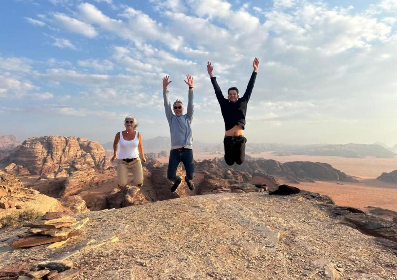 Wadi Rum Sunrise Camp ภายนอก รูปภาพ